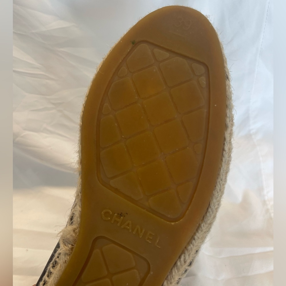 Chanel - Picture 3 of 3
